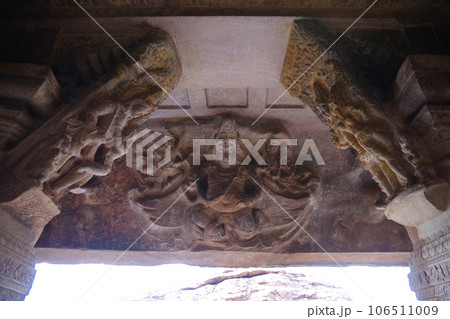 インド　バダミ石窟寺院 106511009