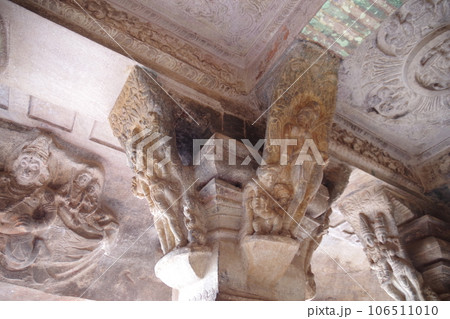 インド　バダミ石窟寺院 106511010