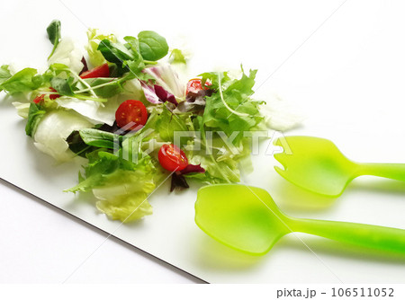 野菜サラダを食卓で取り分けるための大型のスプーンとフォーク 106511052
