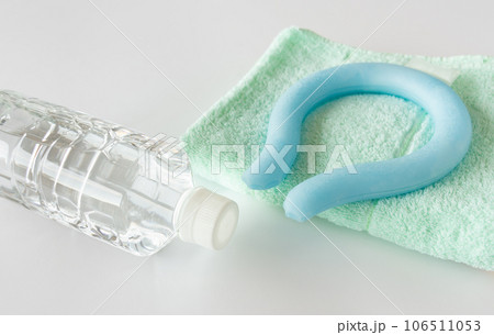 ネックリングとペットボトル入りの水　熱中症対策　冷却グッズ　水分摂取　健康管理　暑さ対策 106511053
