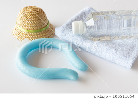 ネックリングとペットボトル入りの水　熱中症対策　冷却グッズ　水分摂取　健康管理　暑さ対策 106511054