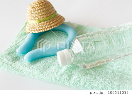 ネックリングとペットボトル入りの水　熱中症対策　冷却グッズ　水分摂取　健康管理　暑さ対策 106511055