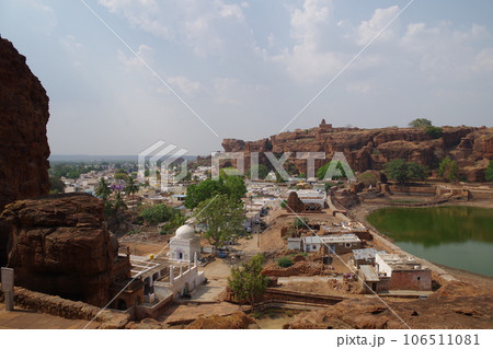 インド バダミのアガスティアティルタ湖 インド バダミのアガスティアティルタ湖 106511081