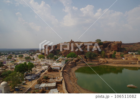 インド バダミのアガスティアティルタ湖 インド バダミのアガスティアティルタ湖 106511082