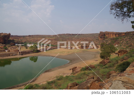 インド バダミのアガスティアティルタ湖 インド バダミのアガスティアティルタ湖 106511083