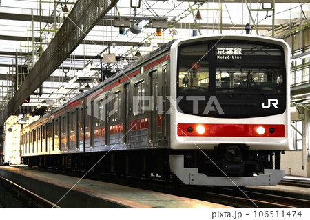 夕方の車両基地に停車する京葉線仕様の205系600番台 106511474