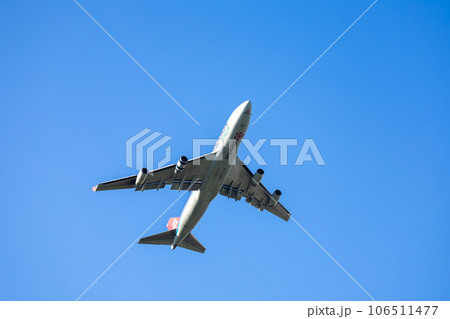 航空貨物・AIR CARGO/成田空港を離陸する飛行機・ボーイング747・Cargolux 106511477