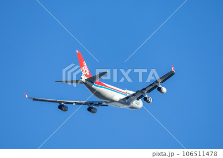 航空貨物・AIR CARGO/成田空港を離陸する飛行機・ボーイング747・Cargolux 106511478