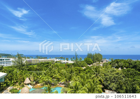 リゾートホテルから望むタイ・プーケット島カロンビーチの青い海と椰子の木の景観 106511643