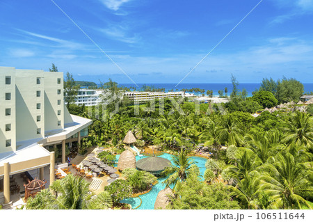 リゾートホテルから望むタイ・プーケット島カロンビーチの青い海と椰子の木の景観 106511644