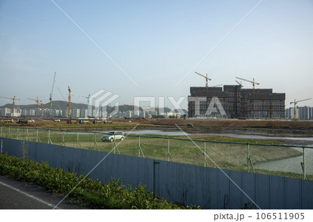 Bicycle path along Yeongsangang River 106511905