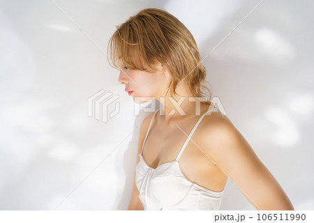 透明感ある女性のビューティーイメージ 106511990