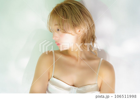 透明感ある女性のビューティーイメージ 106511998