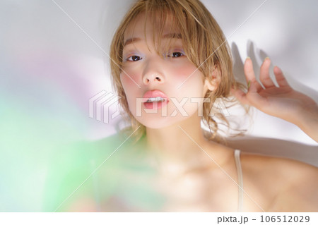 透明感ある女性のビューティーイメージ 106512029