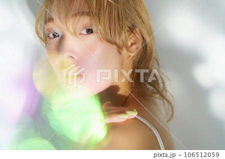 透明感ある女性のビューティーイメージ 106512059