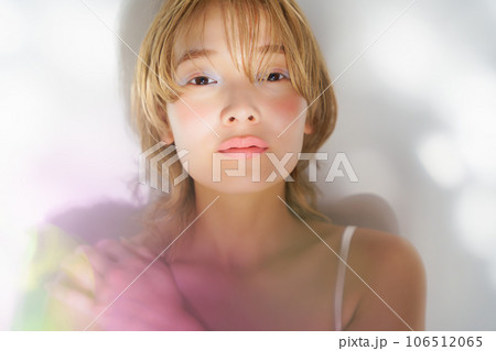 透明感ある女性のビューティーイメージ 106512065