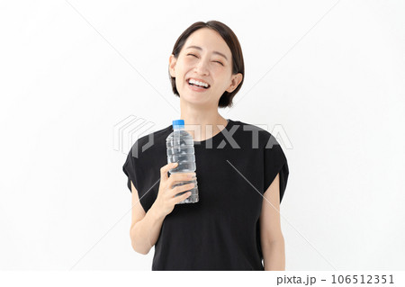 ペットボトルを持つ女性 ペットボトルを持つ女性 106512351
