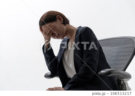 疲れた様子のビジネスウーマン 疲れた様子のビジネスウーマン 106513217
