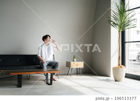 ミニマルな暮らしをする若い男性 ミニマルな暮らしをする若い男性 106513377