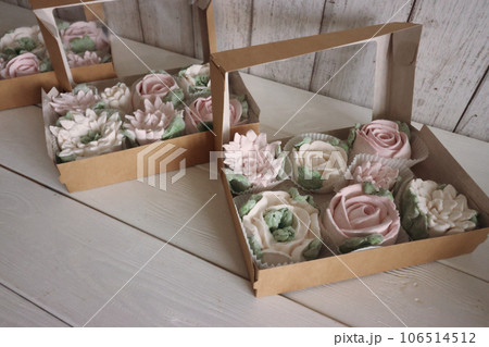 Homemade marshmallows in paper gift boxes. Zephyr flowers. The box is open. Homemade marshmallows in paper gift boxes. Zephyr flowers. The box is open. 106514512