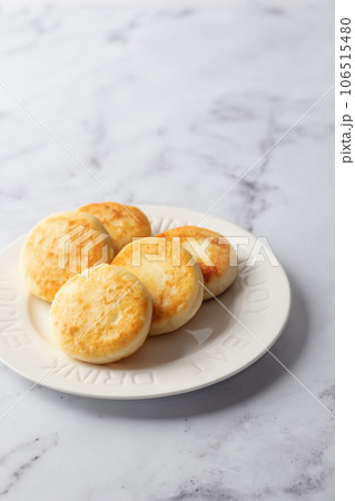 Cottage cheese pancakes or syrniki on white plate marble background. Healthy tasty breakfast, text space, copy space 106515480