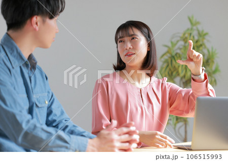 指で大きさを示して話すビジネスウーマン1 指で大きさを示して話すビジネスウーマン1 106515993
