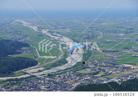 獅子吼高原から飛ぶパラグライダーと金沢平野の手取川扇状地 106516528