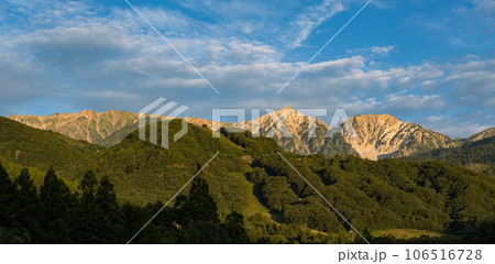 白馬山岳の朝焼けの山並み 快晴風景素材 106516728