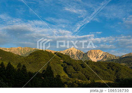 白馬山岳の朝焼けの山並み 快晴風景素材 106516730
