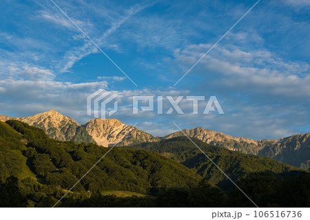 白馬山岳の朝焼けの山並み 快晴風景素材 106516736