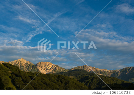白馬山岳の朝焼けの山並み 快晴風景素材 106516738