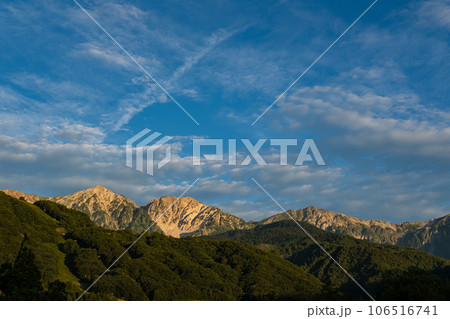 白馬山岳の朝焼けの山並み 快晴風景素材 106516741