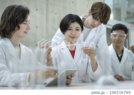 実験をする白衣姿の若い男女 研究室 イメージ 実験をする白衣姿の若い男女 研究室 イメージ 106516769