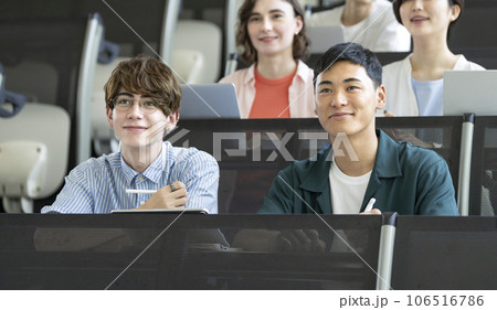 授業を受ける学生たち 106516786