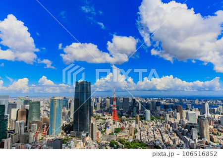 東京　港区　六本木の夏空 106516852