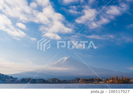（山梨県）河口湖畔の紅葉と富士山 106517027