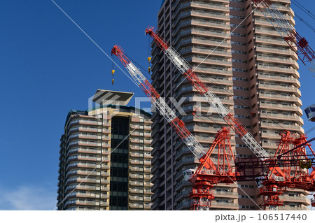 タワークレーンと高層マンション 106517440