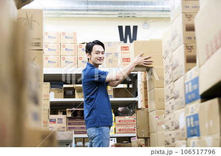 倉庫で働く若い男性 106517796