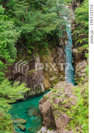 エメラルドグリーンの水面が綺麗な川浦渓谷(岐阜県関市)東屋上流 エメラルドグリーンの水面が綺麗な川浦渓谷(岐阜県関市)東屋上流 106518359