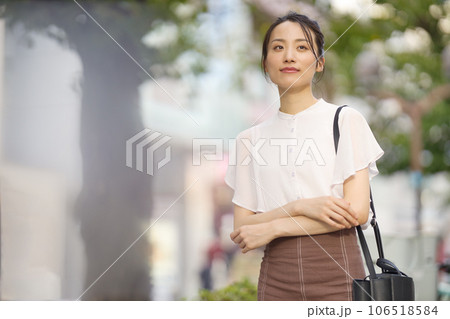夕暮れの街でショッピングを楽しむ若い女性 夕暮れの街でショッピングを楽しむ若い女性 106518584
