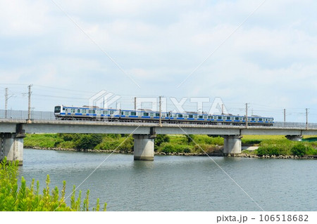 那珂川を渡る常磐線の普通電車 106518682