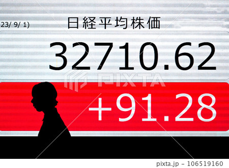 バブル崩壊後の高値にせまる株価ボード バブル崩壊後の高値にせまる株価ボード 106519160