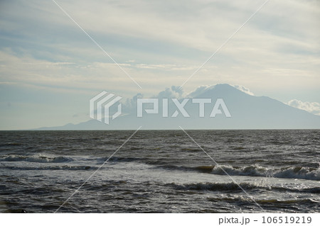 浜勇知原生花園から見た利尻富士 浜勇知原生花園から見た利尻富士 106519219