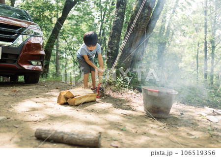 キャンプで撤収の手伝いをする男の子 キャンプで撤収の手伝いをする男の子 106519356