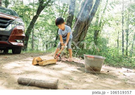 キャンプで撤収の手伝いをする男の子 106519357