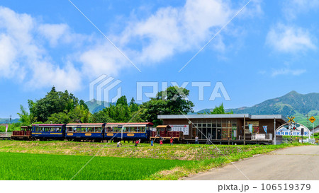 阿蘇の山並みを背景に田園風景とトロッコ列車(南阿蘇白川水源駅周辺風景)南阿蘇鉄道(全線開通) 阿蘇の山並みを背景に田園風景とトロッコ列車(南阿蘇白川水源駅周辺風景)南阿蘇鉄道(全線開通) 106519379