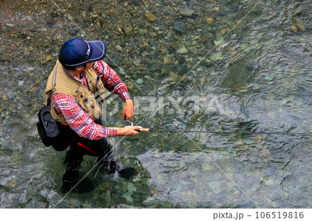 ルアーで渓流魚を狙う釣り人 106519816