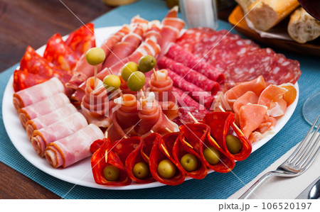 Meat platter on round plate 106520197