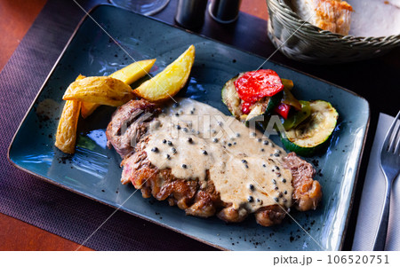 Fried beef with vegetables 106520751