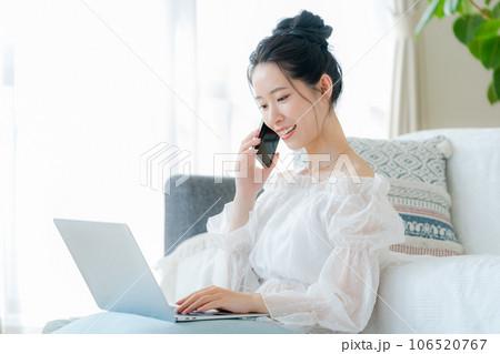 スマホで電話する若い女性 106520767